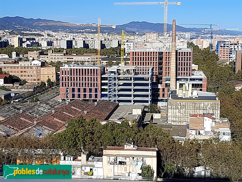 Barcelona - Xemeneia del carrer Treball (Foto: Sergi Suárez, 2022) Barcelona - Xemeneia del carrer Treball