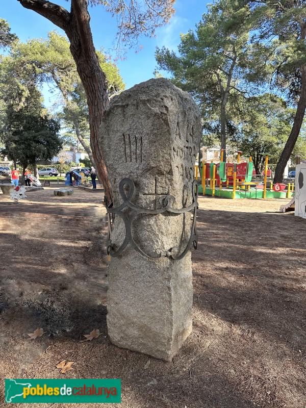 Cardedeu - Parc dels Pinetons. Monument a la sardana