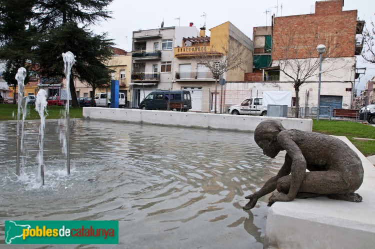 Escultura Noi tocant l'aigua Canovelles Pobles de Catalunya