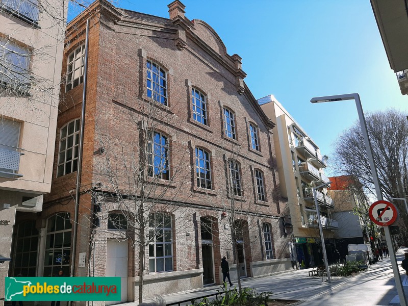 Barcelona - Façana de la Fabra i Coats que mira al carrer Gran de Sant Andreu