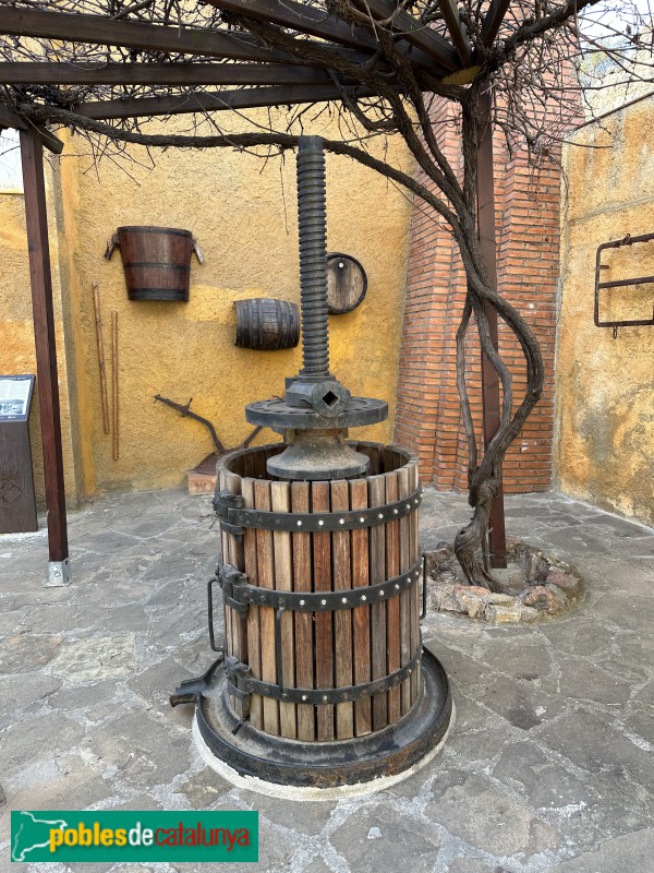 El Papiol - Monument d'homenatge al vi