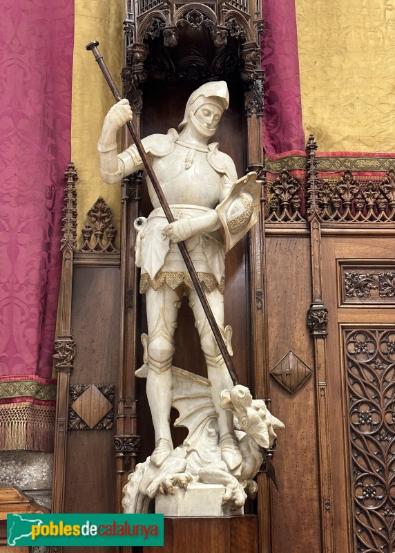 Barcelona - Casa de la Ciutat. Imatge de sant Jordi, de Manuel Fuxà (Foto: Albert Esteves, 2023) Barcelona - Casa de la Ciutat. Imatge de sant Jordi, de Manuel Fuxà