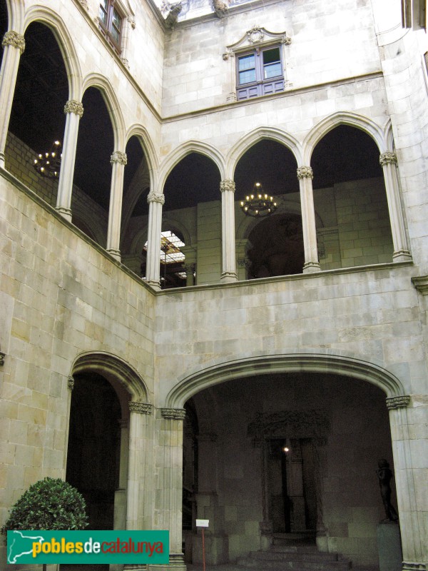 Barcelona - Casa de la Ciutat. Galeria gòtica