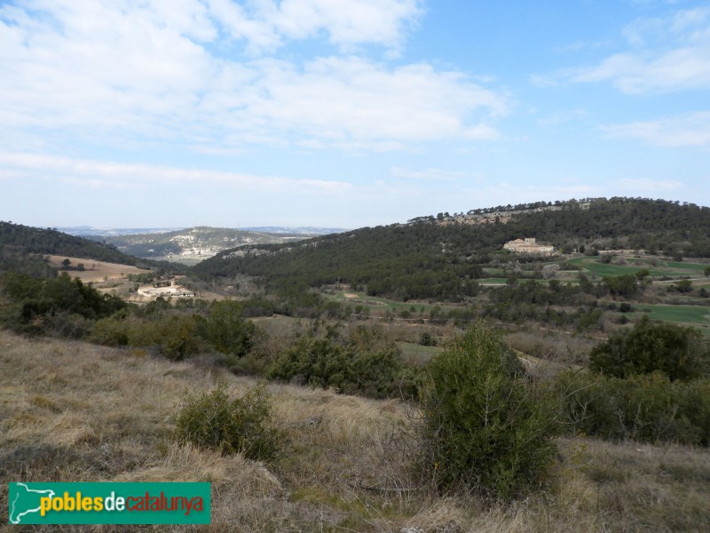 Pontils - Masia de les Fonts i Sant Magi, al fons