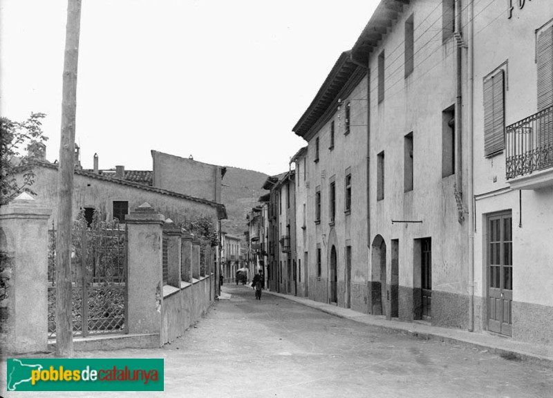 Aiguafreda - Carrer Major (Foto: Frederic Flos -Arxiu Fotogràfic Centre Excursionista de Catalunya-, c1940) Aiguafreda - Carrer Major