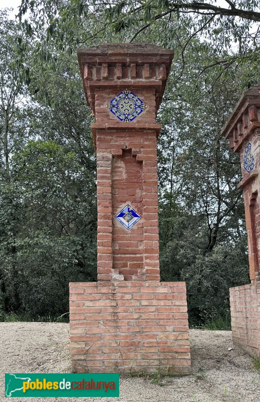 Vallromanes - Pilars de Can Morera (Foto: Albert Esteves, 2023) Vallromanes - Pilars de Can Morera