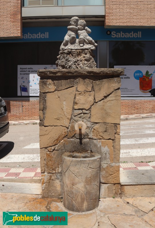 Sant Esteve Sesrovires - Font al costat de l'església (Foto: Albert Esteves, 2023) Sant Esteve Sesrovires - Font al costat de l'església