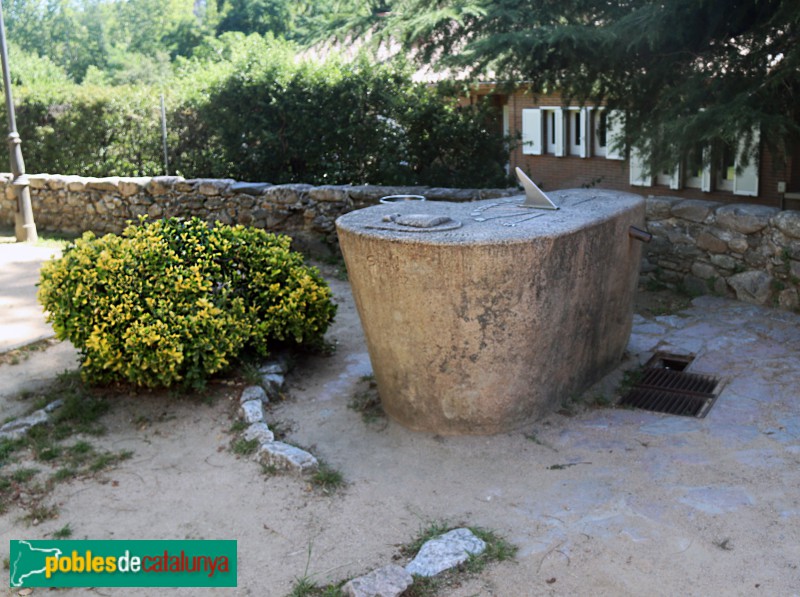 Gualba - Rellotge de sol de la Font de la Rectoria (Foto: Albert Esteves, 2023) Gualba - Rellotge de sol de la Font de la Rectoria