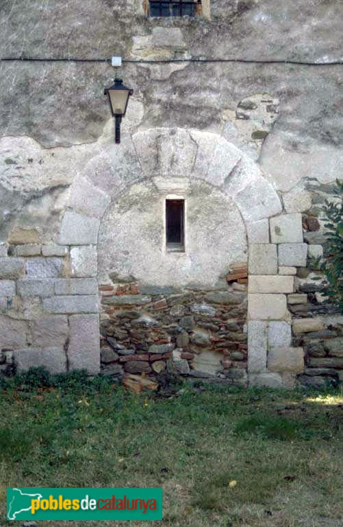 Campins - Església de Sant Joan. Porta lateral (Foto: Germà Garcia Fernández -calaix.gencat.cat-, 2001) Campins - Església de Sant Joan. Porta lateral