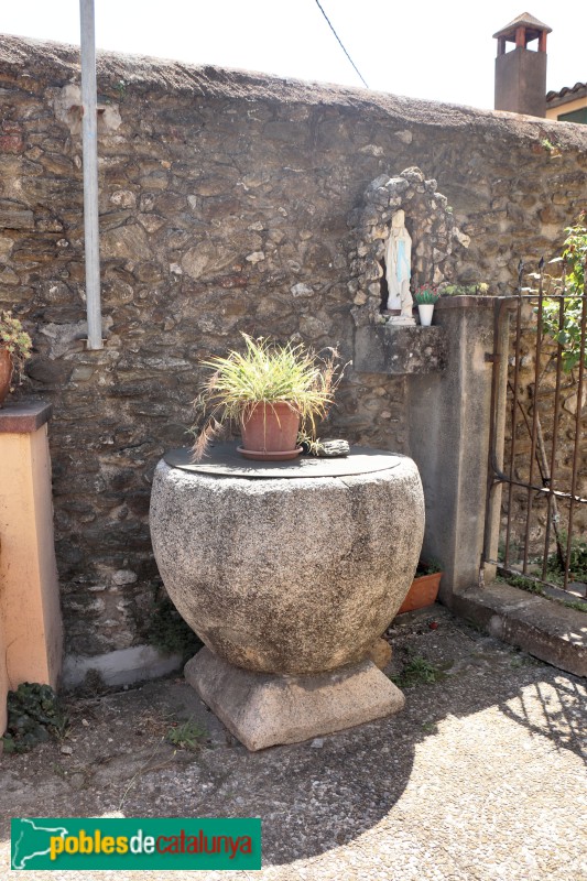 Campins - Església de Sant   Joan. Pica baptismal romànica