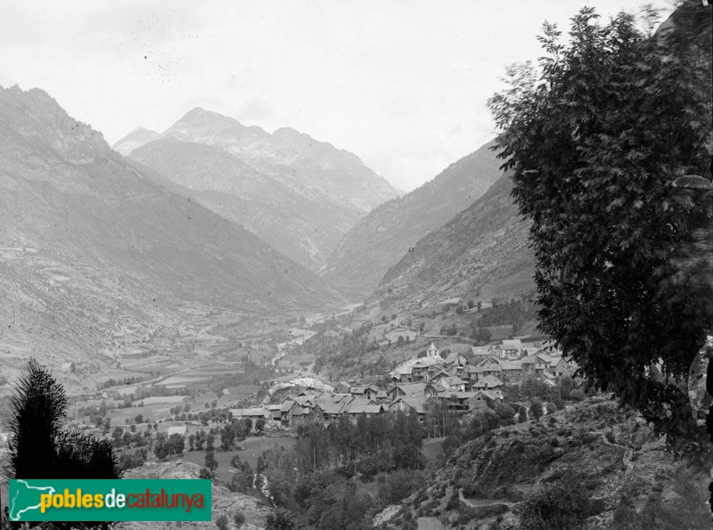 Nucli urbà de Durro (Foto: <i>Lluís M. Vidal -Arxiu Fotogràfic Centre Excursionista de Catalunya-</i>, 1892) Nucli urbà de Durro