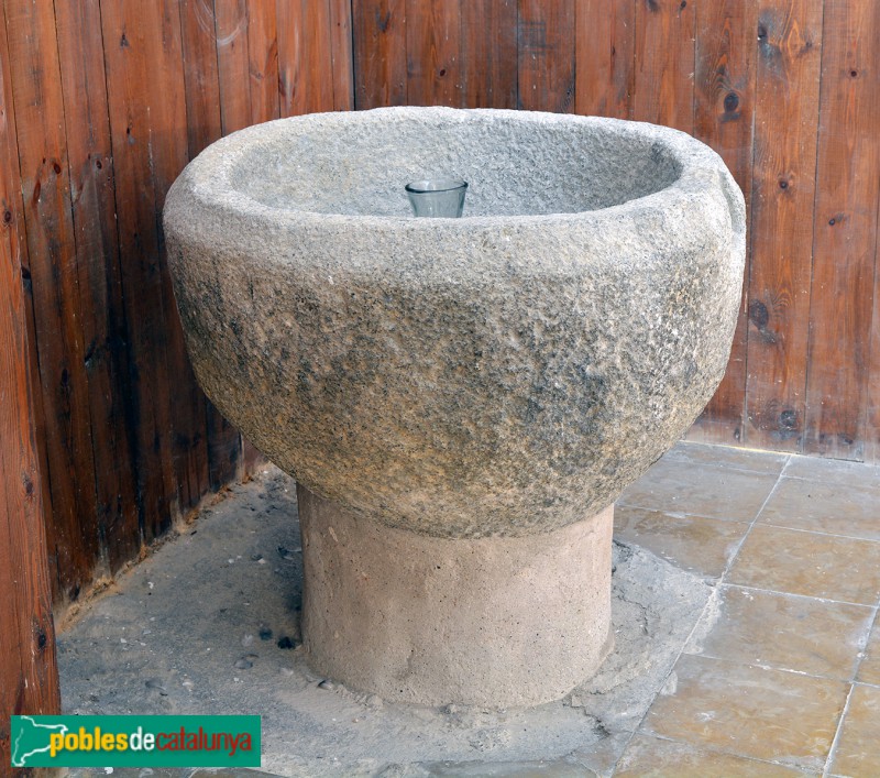 Llesp - Església de Sant Martí. Pica baptismal (Foto: <i>Jordi Contijoch -calaix.gencat.cat-</i>, 2014) Llesp - Església de Sant Martí. Pica baptismal