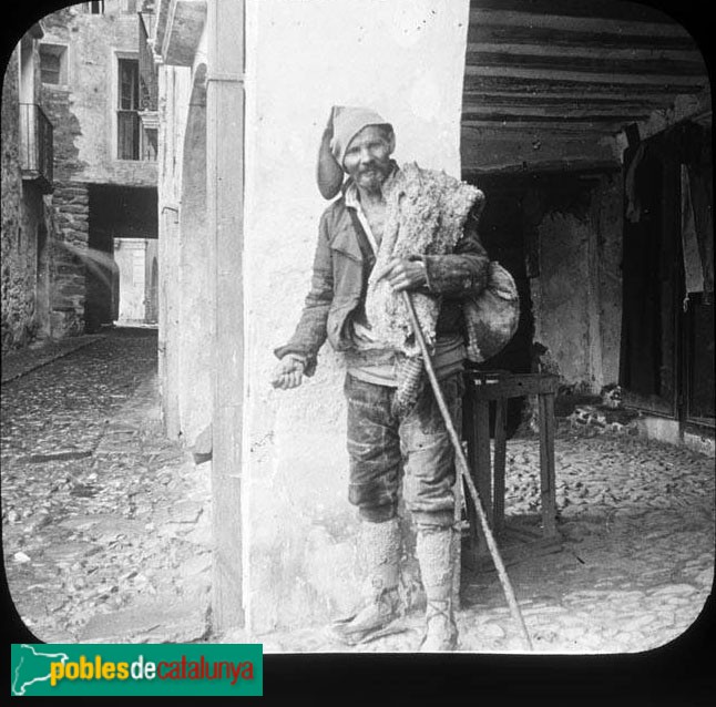 Carrer del Pont de Suert amb personatge de l'època (Foto: <i>Arxiu Fotogràfic Centre Excursionista de Catalunya</i>, inicis segle XX) Carrer del Pont de Suert amb personatge de l'època