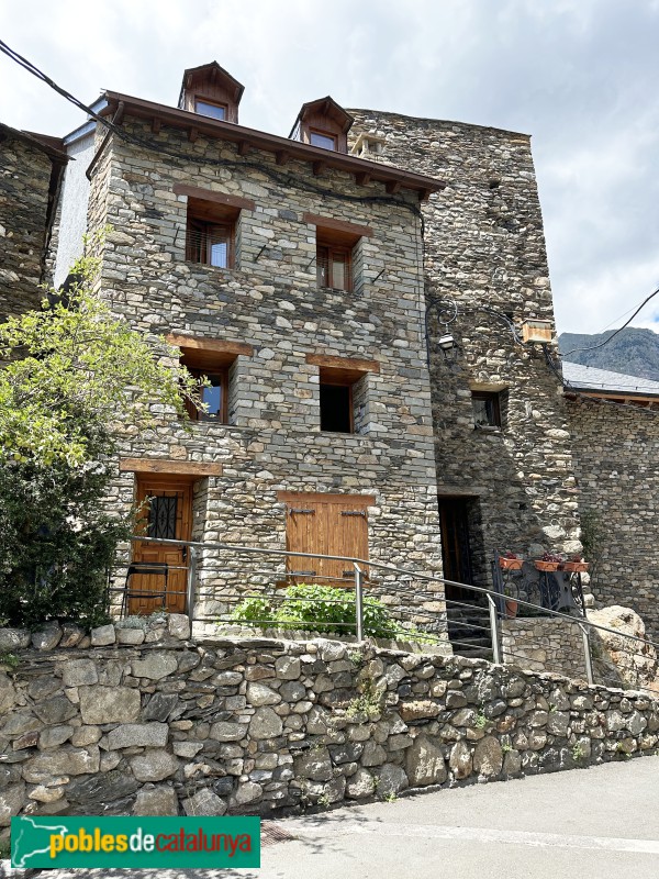 Boí - Casa de torres i torre medieval