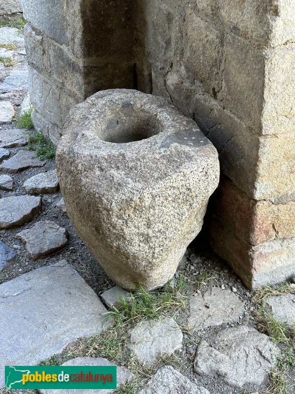Erill la Vall - Església de Santa Eulàlia. Pica al costat de la porta (Foto: Albert Esteves, 2023) Erill la Vall - Església de Santa Eulàlia. Pica al costat de la porta
