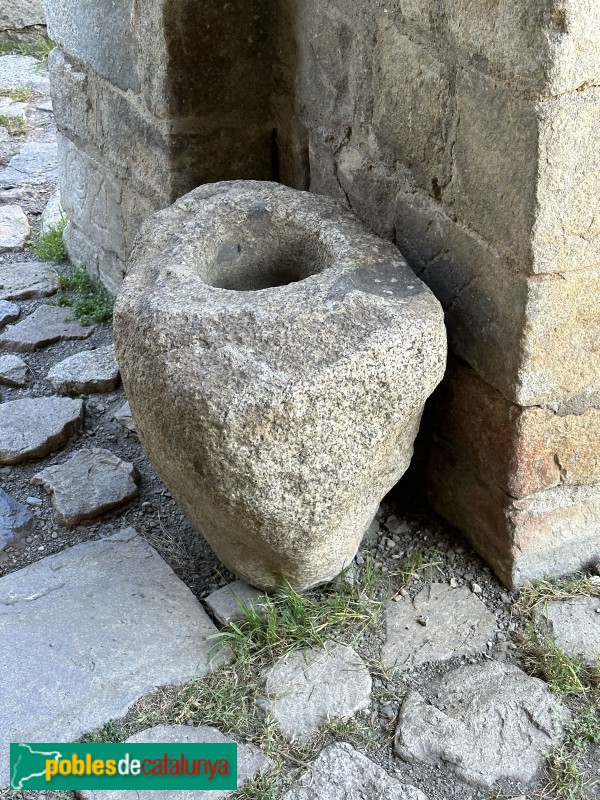 Erill la Vall - Església de Santa Eulàlia. Pica al costat de la porta