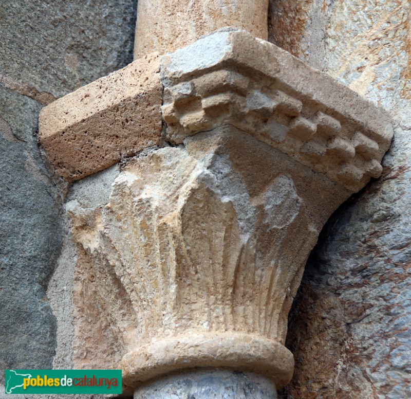 Cóll - Església de Santa Maria. Capitell de la portada