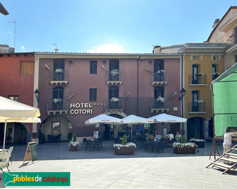 El Pont de Suert - Plaça del Mercadal. Hotel Cotorí