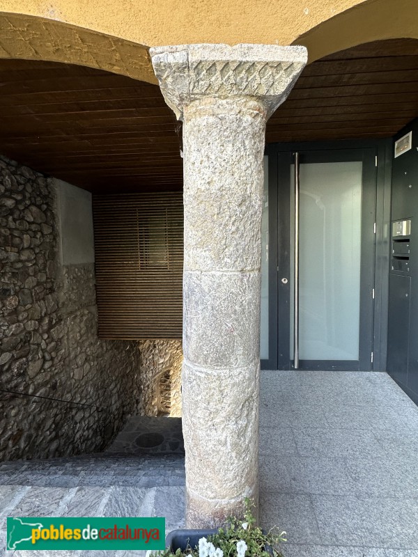 El Pont de Suert - Plaça del Mercadal. Columna procedent del monestir de Lavaix