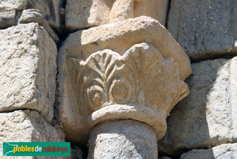 Viu de Llevata - Església de Santa Maria. Capitell de la portada