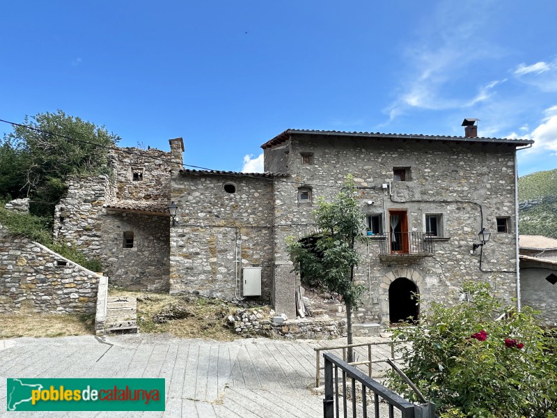 Abella d'Adons - Església de Santa Cecília i casa Perucho