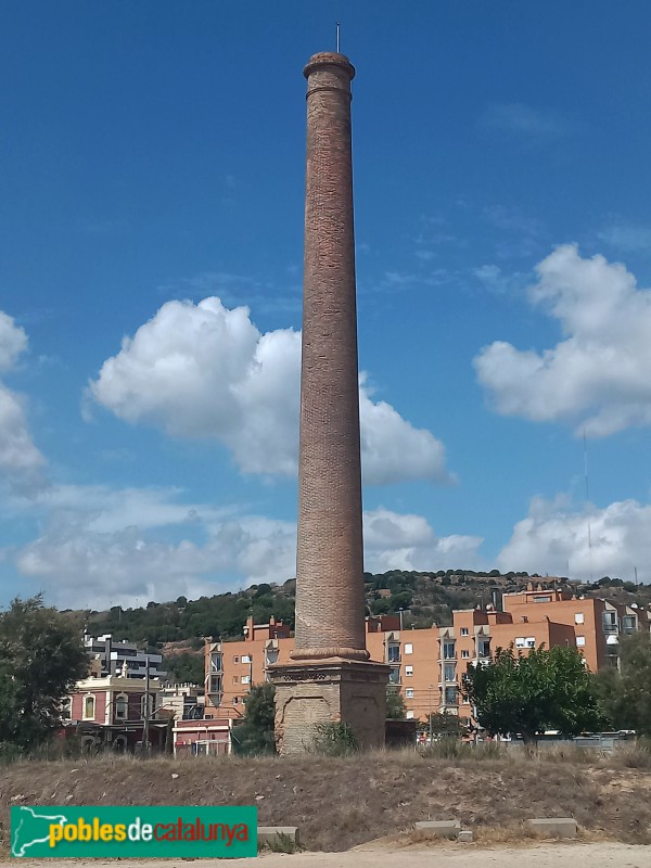 Montgat - Xemeneia de l'antiga fàbrica ERT