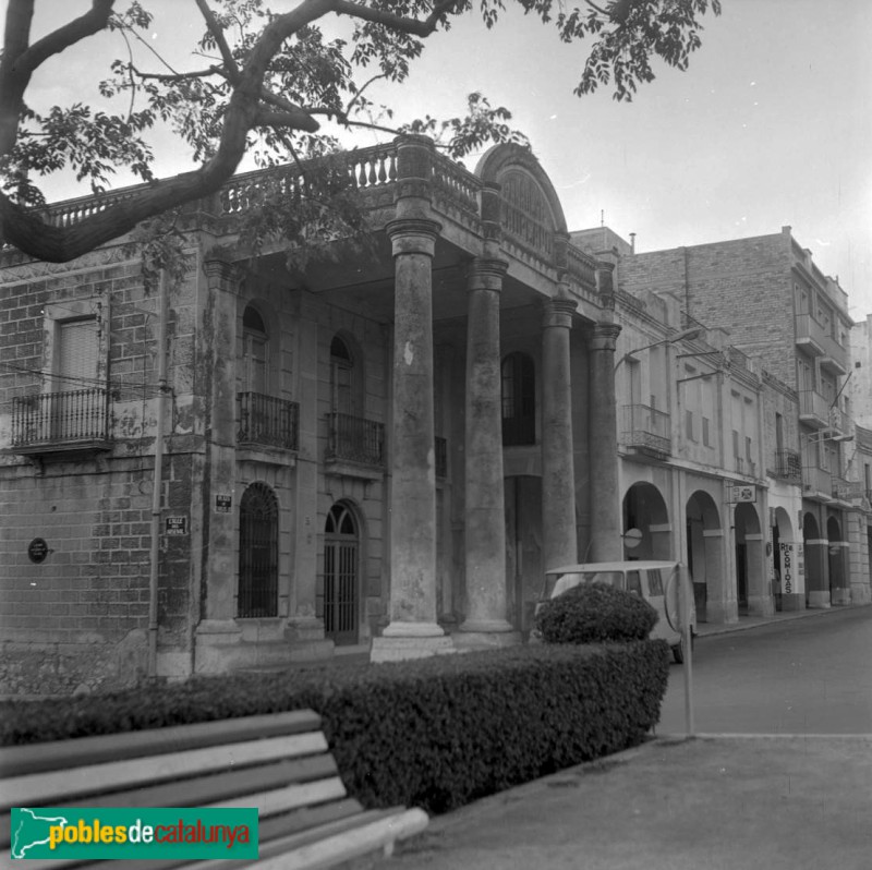La Ràpita - Palau de la plaça Carles III (Foto: <i>Fons Cuyàs. Institut Cartogràfic i Geològic de Catalunya</i>, anys 60/70) La Ràpita - Palau de la plaça Carles III