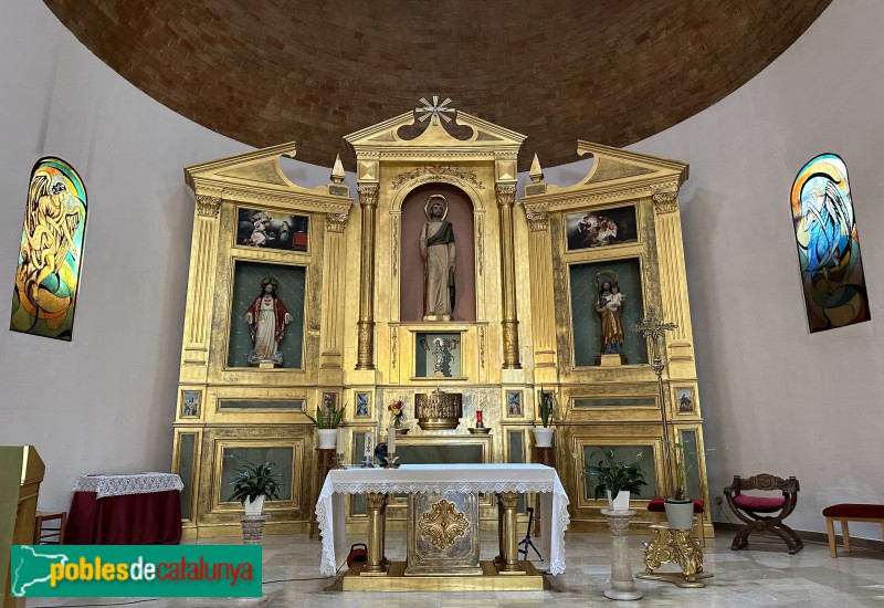 Sant Jaume d'Enveja - Església de Sant Jaume. Altar major (Foto: Albert Esteves, 2023) Sant Jaume d'Enveja - Església de Sant Jaume. Altar major