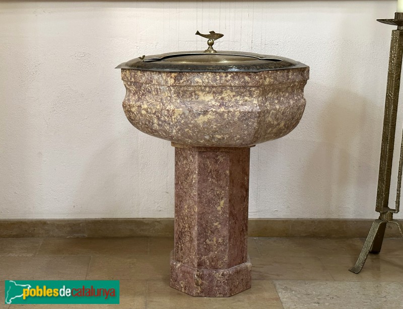 Sant Jaume d'Enveja - Església de Sant Jaume. Pica baptismal (Foto: Albert Esteves, 2023) Sant Jaume d'Enveja - Església de Sant Jaume. Pica baptismal