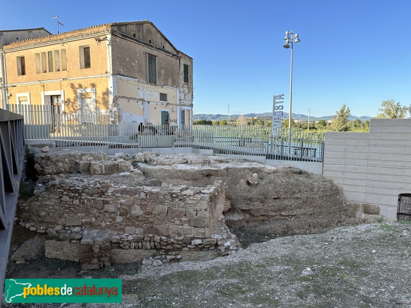 Amposta - Castell. Muralles i fossat interior