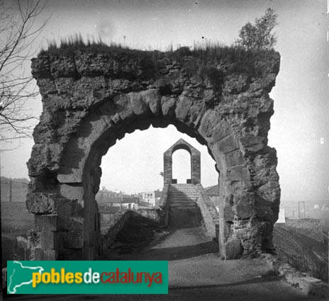 Castellbisbal - Arc romà del Pont del Diable (Foto: <i>Manuel Genovart -Arxiu Fotogràfic Centre Excursionista de Catalunya-</i>, 1923) Castellbisbal - Arc romà del Pont del Diable