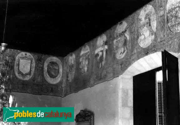 Llinars del Vallès - Castell Nou. Pintures al saló (Foto: <i>Carme Comas -calaix.gencat.cat-</i>, 1987) Llinars del Vallès - Castell Nou. Pintures al saló