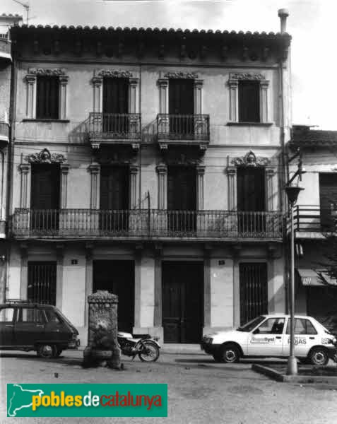 Llinars del Vallès - Plaça de Caritg, 3-4 (Foto: <i>Carme Comas -calaix.gencat.cat-</i>, 1987) Llinars del Vallès - Plaça de Caritg, 3-4
