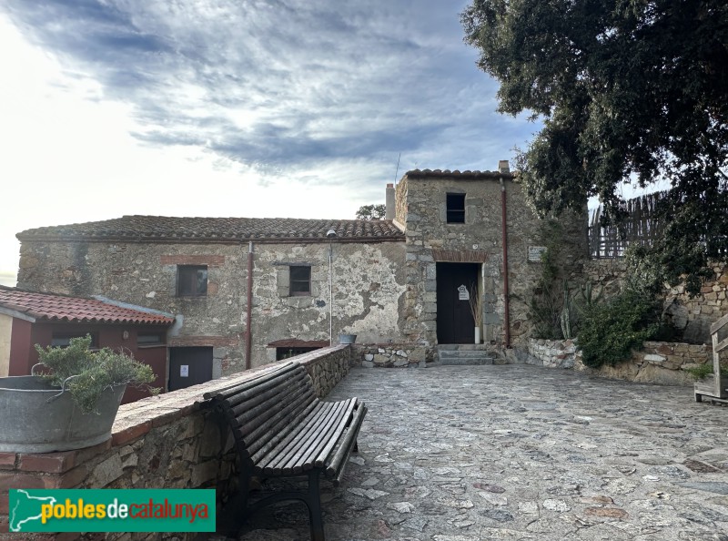 Llinars del Vallès - Masia de Castellvell, al costat del castell