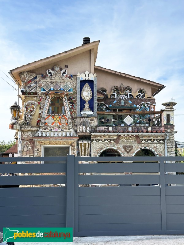Santa Eulàlia de Ronçana - Casa al carrer Fonts del Llobregat (Foto: Albert Esteves, 2023) Santa Eulàlia de Ronçana - Casa al carrer Fonts del Llobregat