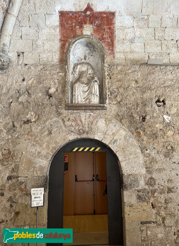 Monestir de Sant Cugat - Porta romànica amb imatge de sant Pere