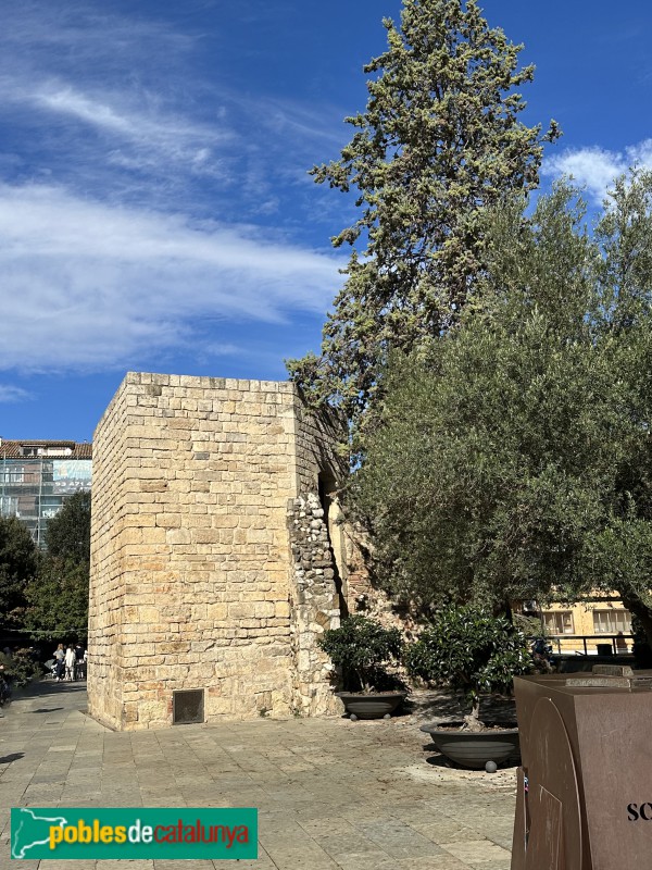 Monestir de Sant Cugat del Vallès - Torre de la muralla (Foto: Albert Esteves, 2023) Monestir de Sant Cugat del Vallès - Torre de la muralla