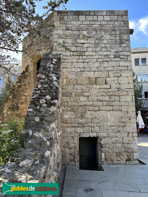 Monestir de Sant Cugat del Vallès - Torre de la muralla (Foto: Albert Esteves, 2023) Monestir de Sant Cugat del Vallès - Torre de la muralla