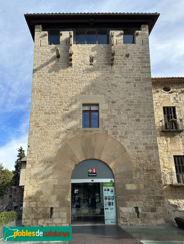 Sant Cugat del Vallès - Torre del Portal Major o de l'Homenatge (Foto: Albert Esteves, 2023) Sant Cugat del Vallès - Torre del Portal Major o de l'Homenatge