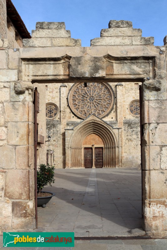 Monestir de Sant Cugat del Vallès - Porta del recinte murat (Foto: Albert Esteves, 2023) Monestir de Sant Cugat del Vallès - Porta del recinte murat