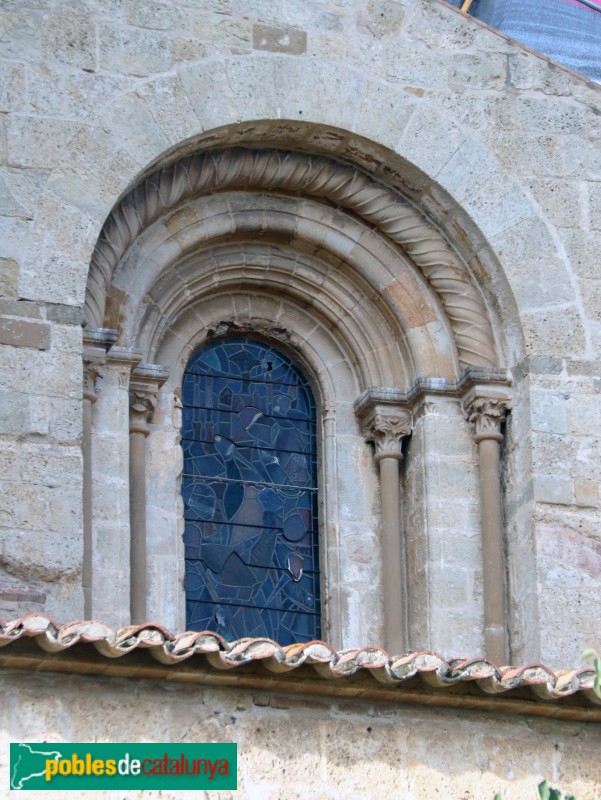 Monestir de Sant Cugat del Vallès - Finestra romànica