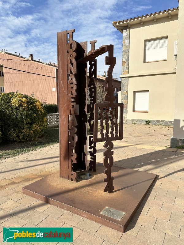 Sant Pere de Vilamajor - Escultura <i>Érem, som, serem </i> (Foto: Albert Esteves, 2023) Sant Pere de Vilamajor - Escultura <i>Érem, som, serem </i>