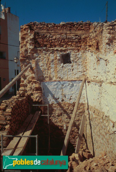 Alcanar - Torre del carrer Nou, abans de la restauració (Foto: Servei del Patrimoni Arquitectònic, 1981) Alcanar - Torre del carrer Nou, abans de la restauració