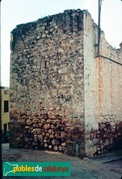 Alcanar - Torre del carrer Nou, abans de la restauració (Foto: Servei del Patrimoni Arquitectònic, 1981) Alcanar - Torre del carrer Nou, abans de la restauració