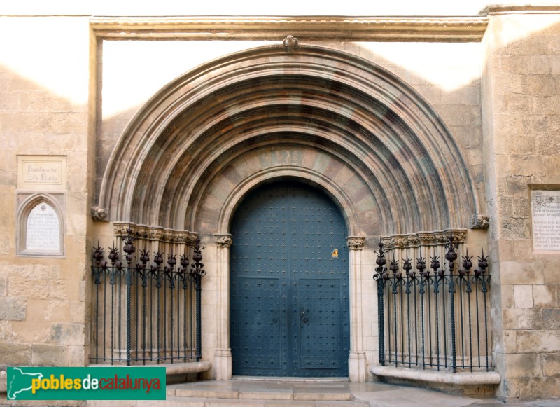 Vilafranca del Penedès - Basílica de Santa Maria. Porta lateral