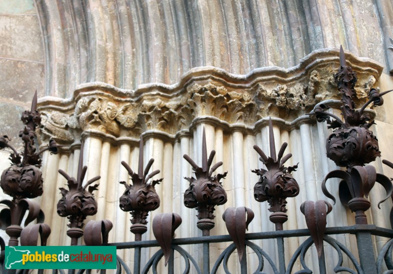 Vilafranca del Penedès - Basílica de Santa Maria. Porta lateral