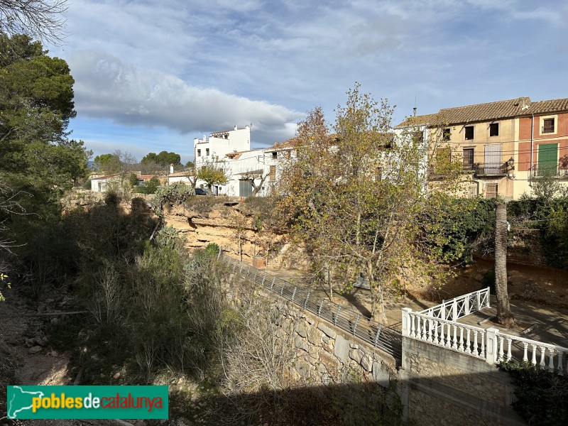 La Galera - Capella de Sant Vicenç Ferrer. Espai enjardinat, amb el pou (Foto: Albert Esteves, 2023) La Galera - Capella de Sant Vicenç Ferrer. Espai enjardinat, amb el pou