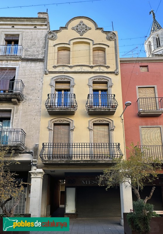 Vilafranca del Penedès - Plaça de la Constitució. casa pau Solsona (1912) (Foto: Albert Esteves, 2023) Vilafranca del Penedès - Plaça de la Constitució. casa pau Solsona (1912)