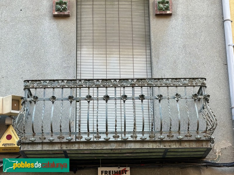 Vilafranca del Penedès - Plaça de la Constitució. casa Josep Ferrer (1912) (Foto: Albert Esteves, 2023) Vilafranca del Penedès - Plaça de la Constitució. casa Josep Ferrer (1912)