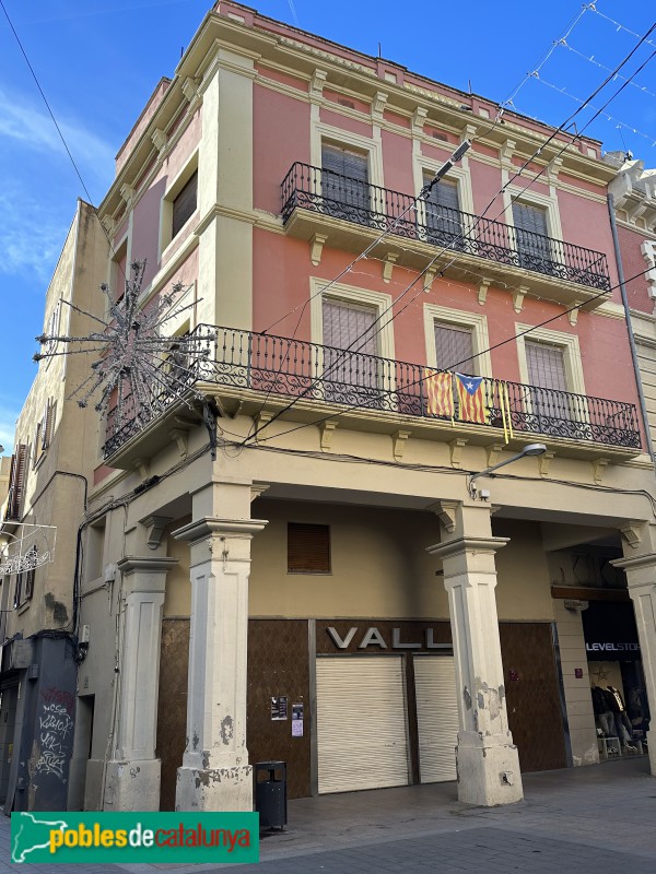 Vilafranca del Penedès - Plaça de la Constitució. Casa Jan Carbonell (1887) (Foto: Albert Esteves, 2023) Vilafranca del Penedès - Plaça de la Constitució. Casa Jan Carbonell (1887)